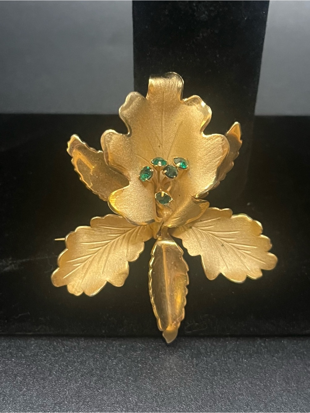 Vintage 1940s Gold Tone Green Rhinestone Brooch